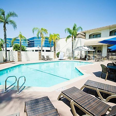 Hotel D'Lins Ontario Airport Экстерьер фото