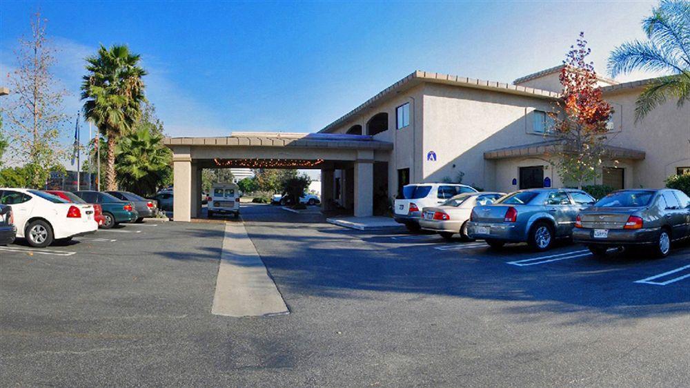 Hotel D'Lins Ontario Airport Экстерьер фото