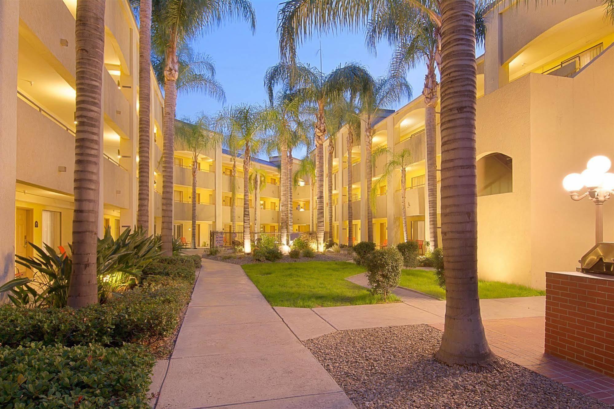 Hotel D'Lins Ontario Airport Экстерьер фото