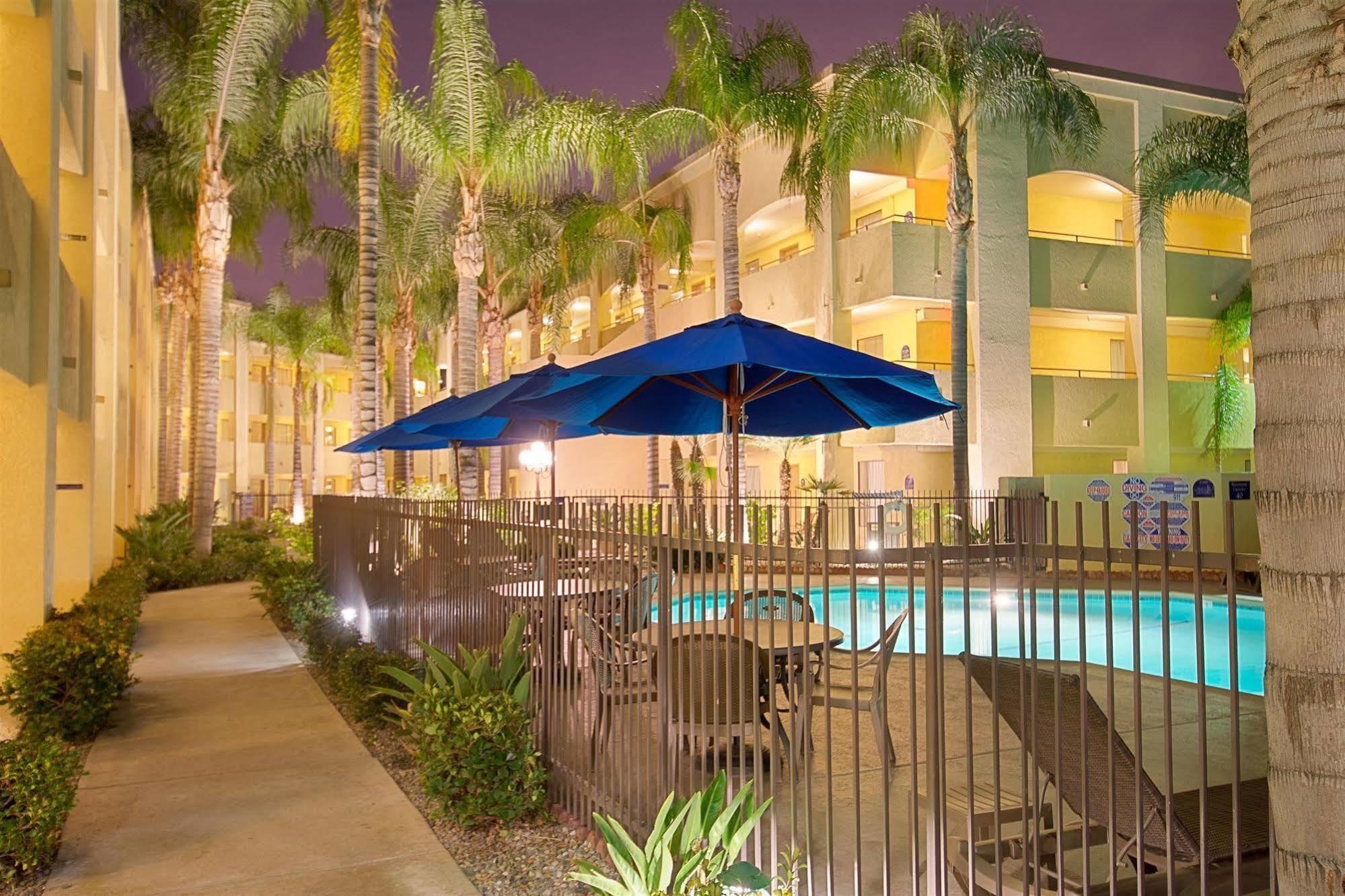 Hotel D'Lins Ontario Airport Экстерьер фото